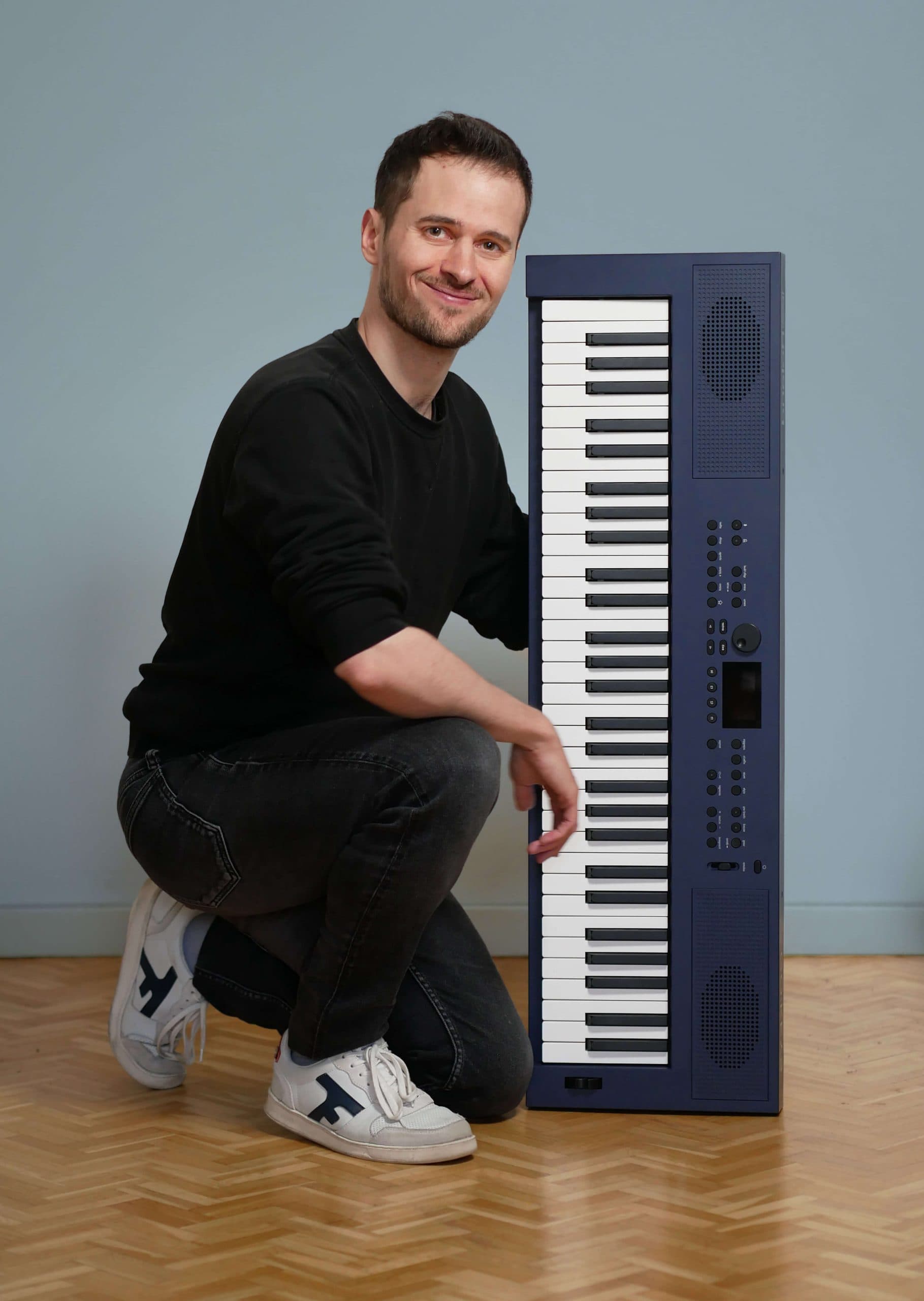 hugo qui tient un piano numérique